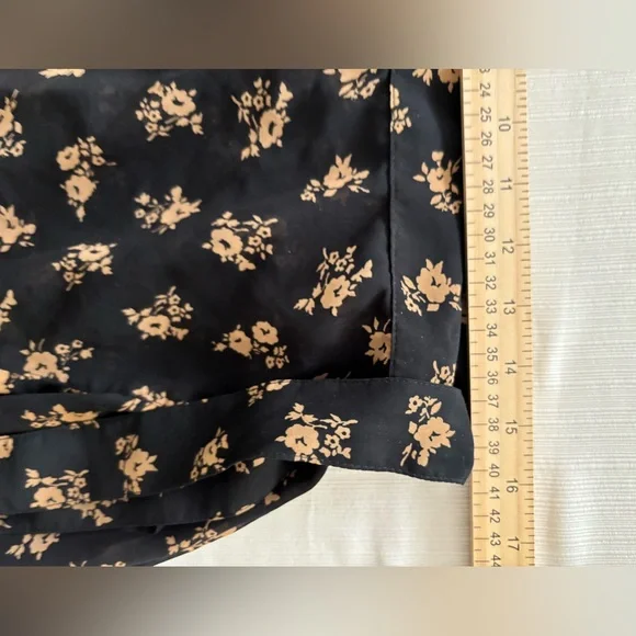 Hollister Mini Wrap Skirt Black and Cream Floral Pattern High Waist SZ L - Picture 7 of 13